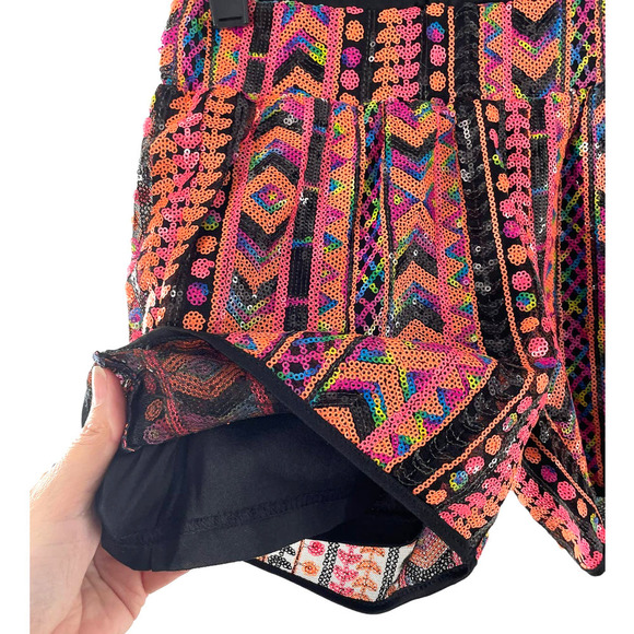 Wow COUTURE AZTEC PRINT SEQUIN SHORTS * - Picture 4 of 5